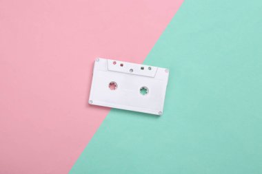 Yaratıcı müzik düzeni. Mavi arka planda beyaz retro ses kaseti. Pastel renk eğilimi. Minimalizm. Sanat kavramı. Modern natürmort. Düz yatıyordu. Üst görünüm.