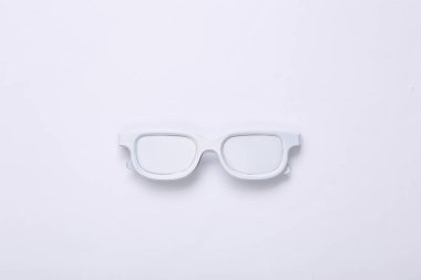 Yaratıcı moda düzeni. Beyaz arka planda beyaz güneş gözlüğü. Minimalizm. Sanat kavramı. Modern natürmort. Düz yatıyordu. Üst görünüm.