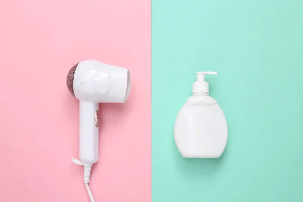 Secador Cabelo Branco Garrafa Shampoo Fundo Azul Rosa Conceito Beleza — Fotografia de Stock
