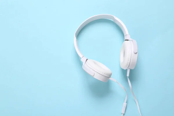 Białe Stylowe Słuchawki Stereo Niebieskim Tle Minimalistyczna Muzyka Martwa Natura — Zdjęcie stockowe