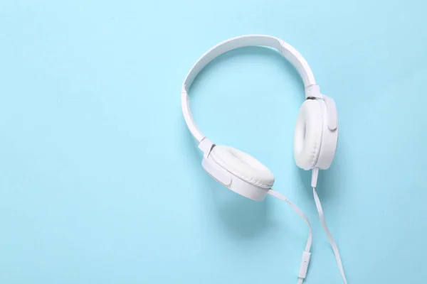 Auriculares Estéreo Blancos Con Estilo Sobre Fondo Azul Música Minimalista —  Fotos de Stock