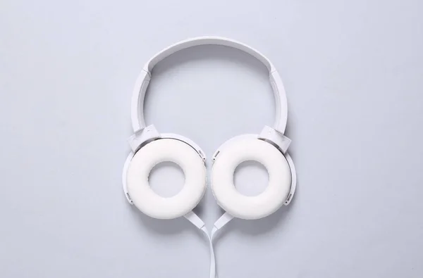 Weiße Stylische Stereo Kopfhörer Auf Grauem Hintergrund Minimalistische Musik Stillleben — Stockfoto