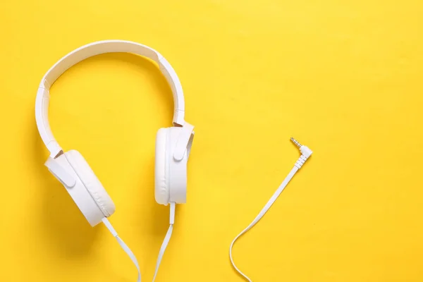 Auriculares Estéreo Blancos Con Estilo Sobre Fondo Amarillo Música Minimalista —  Fotos de Stock