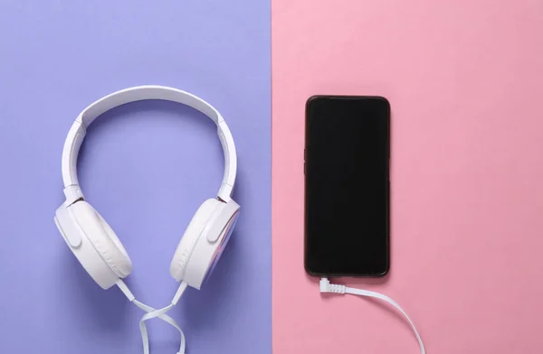 Słuchawki Stereofoniczne Podłączone Smartfona Fioletowo Różowym Pastelowym Tle — Zdjęcie stockowe