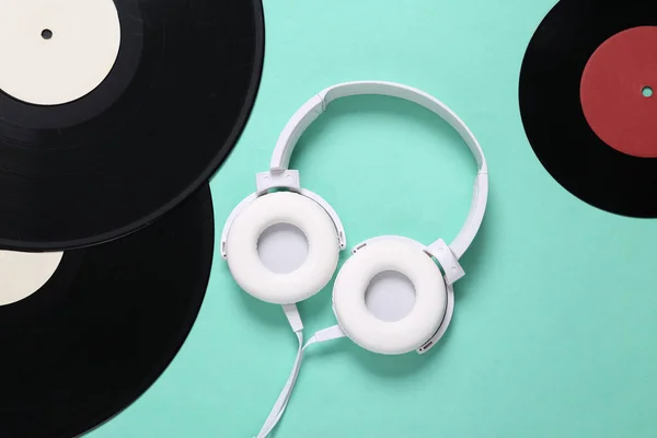 Stereo Kulaklıklar Nane Yeşili Arka Planda Vinil Plaklar Ler Düz — Stok fotoğraf