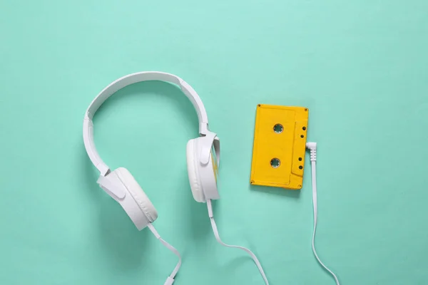 Auscultadores Estéreo Com Cassete Áudio Sobre Fundo Verde Menta Retro — Fotografia de Stock