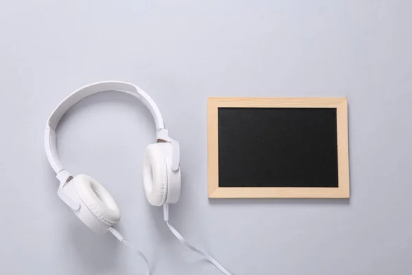 Stereo Koptelefoon Blanco Mini Krijtbord Voor Kopieerruimte Grijze Achtergrond — Stockfoto