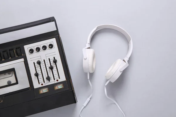 Stereo Kulaklıklar Gri Arka Planda Dengeleyicisi Olan Ses Oynatıcısı Üst — Stok fotoğraf