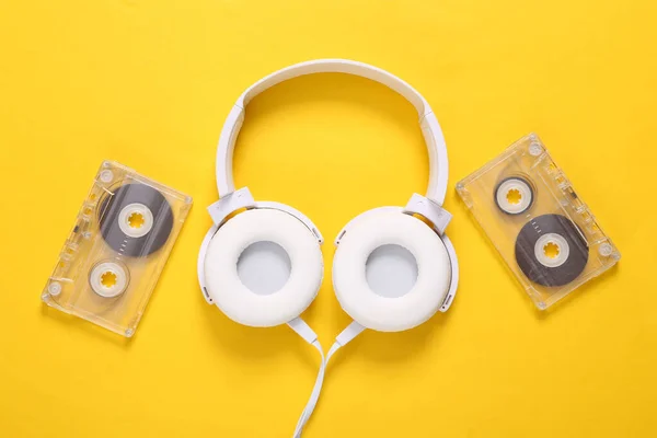 Stereo Ακουστικά Παλιάς Σχολής Κασέτα Ήχου Κίτρινο Φόντο Ρετρό Δεκαετία — Φωτογραφία Αρχείου