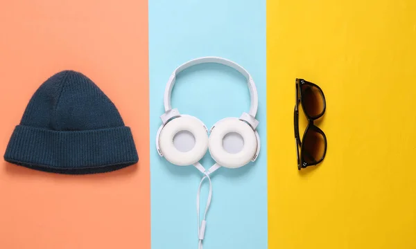 Accesorios Juveniles Gorro Auriculares Gafas Sol Sobre Fondo Color —  Fotos de Stock