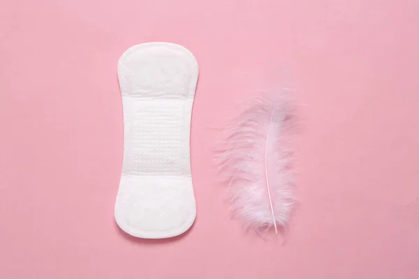 女性の衛生コンセプト 月経婦人科ソフトパッドとピンクの背景に羽 — ストック写真