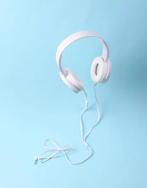 Auriculares Estéreo Cable Blanco Levitantes Sobre Fondo Azul — Foto de Stock