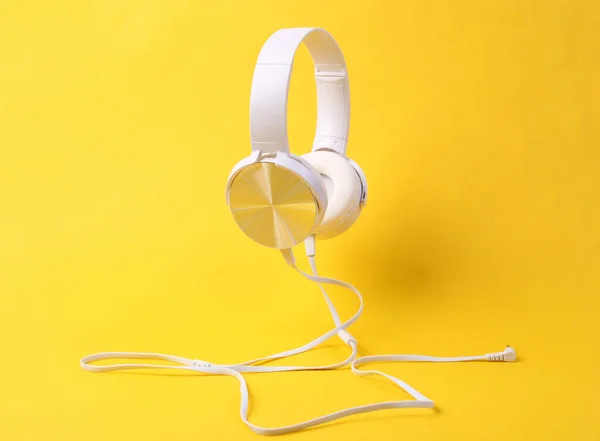 Auriculares Estéreo Cable Blanco Levitantes Sobre Fondo Amarillo —  Fotos de Stock