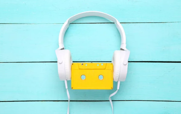 Casque Stéréo Avec Cassette Audio Sur Fond Bois Bleu Vue — Photo