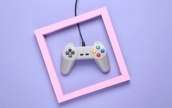 Mor Arka Planda Pembe Çerçeveli Retro Gamepad Üst Manzara Minimalizm — Stok fotoğraf