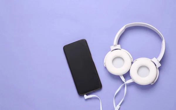 Auriculares Estéreo Con Smartphone Sobre Fondo Morado Vista Superior —  Fotos de Stock