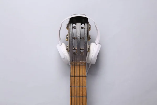 Акустическая Гитара Наушники Заднем Плане Онлайн Уроки Гитары Музыкальная Концепция — стоковое фото