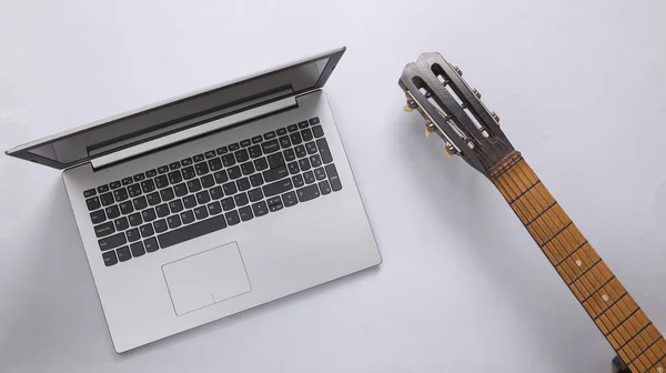 Akustische Gitarre Hals Und Laptop Auf Grauem Hintergrund Online Gitarrenunterricht — Stockfoto