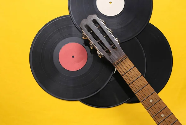 アコースティックギターネック 黄色の背景にビニールレコード 音楽の概念 ミニマリズム 最上階だ — ストック写真