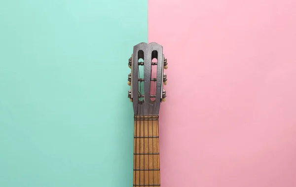 Akustikgitarrenhals Auf Rosa Blauem Hintergrund Musikalisches Konzept Minimalismus Ansicht Von — Stockfoto