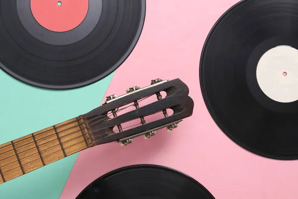 Akustischer Gitarrenhals Schallplatten Auf Rosa Blauem Hintergrund Musikalisches Konzept Minimalismus — Stockfoto