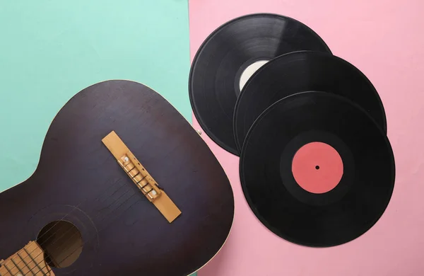 Акустическая Гитара Виниловые Пластинки Розовом Фоне Музыкальная Концепция Вид Сверху — стоковое фото