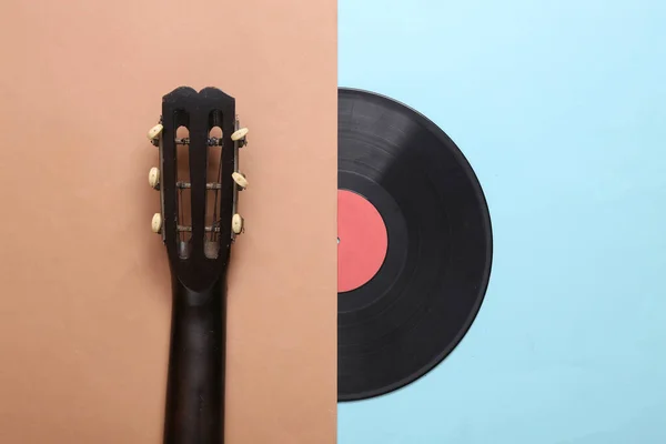 Akustisk Guitarhals Vinylplade Brun Blå Baggrund Musikalsk Koncept Minimalisme Øverste - Stock-foto