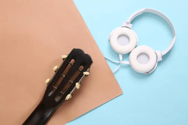 Cuello Guitarra Acústica Auriculares Sobre Fondo Marrón Azul Clases Guitarra — Foto de Stock