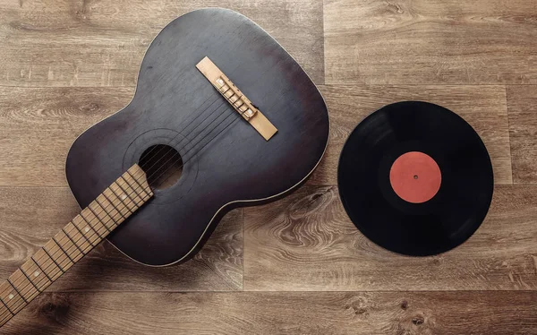 Akustikgitarre Mit Schallplatte Auf Holzboden Musikalisches Konzept Minimalismus Ansicht Von — Stockfoto