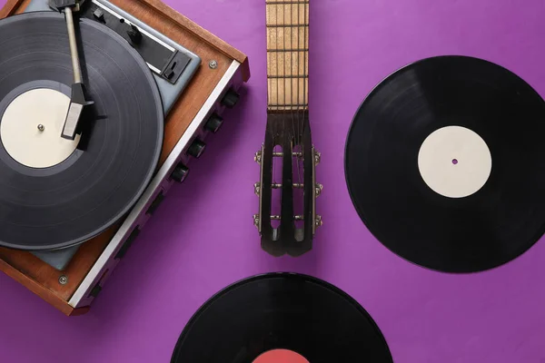 Ακουστική Κιθάρα Και Ρετρό Πικάπ Βινυλίου Μωβ Φόντο Μουσική Έννοια — Φωτογραφία Αρχείου