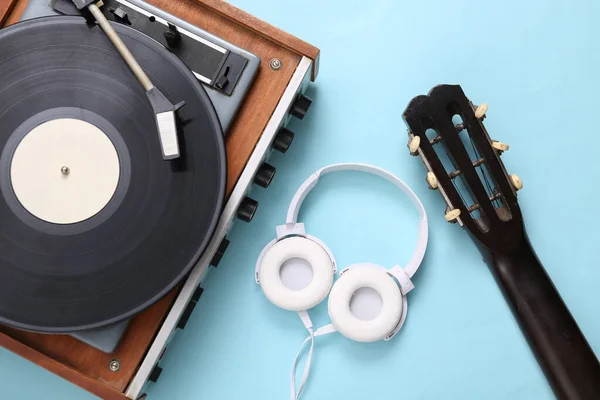 Guitarra Acústica Auriculares Tocadiscos Vinilo Retro Sobre Fondo Azul Concepto —  Fotos de Stock