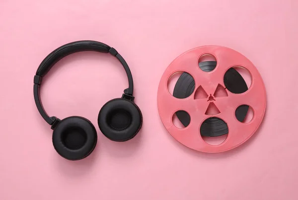 Růžový Retro Audio Naviják Sluchátka Růžovém Pozadí Koncept Minimalistické Hudby — Stock fotografie