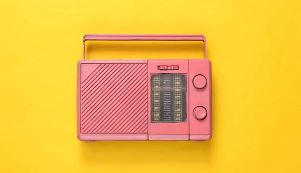 Ricevitore Radio Fresco Rosa Sfondo Giallo Concetto Musicale Minimale Vista — Foto Stock