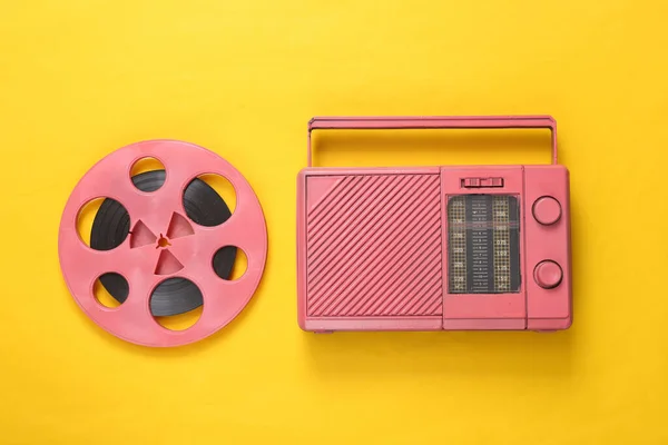 Pembe Ses Makarası Sarı Arka Planda Havalı Radyo Alıcısı Müzik — Stok fotoğraf