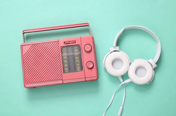Roze Coole Radio Ontvanger Koptelefoon Mintgroene Achtergrond Minimaal Muzikaal Concept — Stockfoto