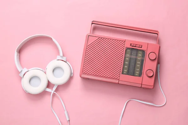 Roze Coole Radio Ontvanger Koptelefoon Roze Achtergrond Minimaal Muzikaal Concept — Stockfoto