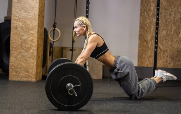 Mujer Corte Delgado Con Coletas Largas Entrena Los Músculos Abdominales — Foto de Stock