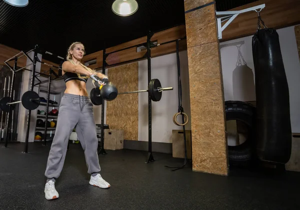 Jovem Mulher Slim Fit Trabalha Com Kettlebell Pesado Ginásio Moderno — Fotografia de Stock