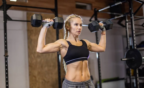 Muscular Atraente Mulher Treinamento Músculos Ombro Com Halteres Suas Mãos — Fotografia de Stock