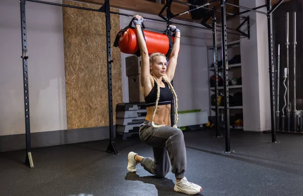 Atletik Güçlü Kadın Modern Spor Salonunda Ağır Çalışma Çantasıyla Egzersiz — Stok fotoğraf