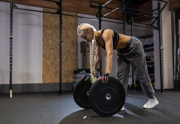 Modern Spor Salonunda Koltuk Değneklerinden Diskler Tutan Atletik Bir Kadın — Stok fotoğraf