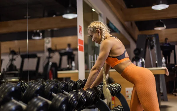 Fit Vrouw Neemt Halters Van Het Rek Sportschool Bodybuilding Fitness — Stockfoto