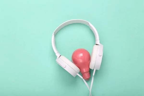 Stereo Sluchátka Růžovou Žárovkou Modrém Pozadí Koncept Minimalistické Hudby Tvůrčí — Stock fotografie