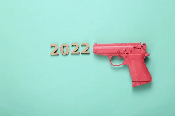 Pistola Rosa Disparando 2022 Fundo Azul Hortelã Layout Criativo Ano — Fotografia de Stock