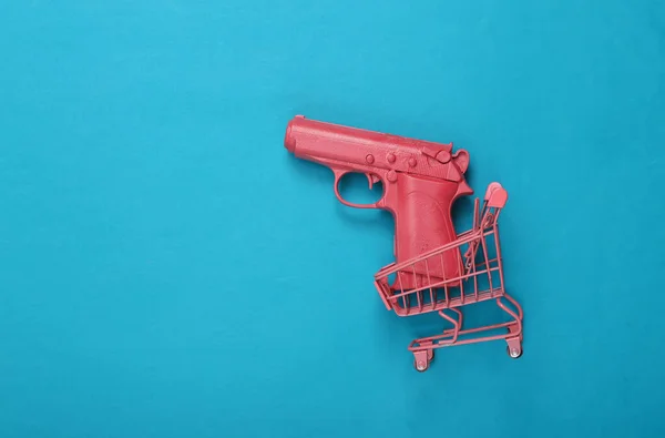 Carro Compras Con Pistola Rosa Sobre Fondo Azul Diseño Minimalista —  Fotos de Stock