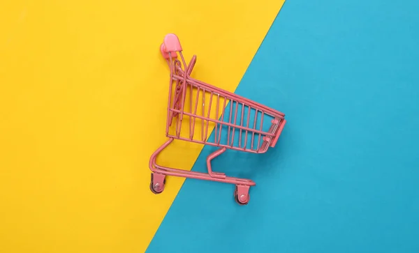 Mini Carrito Supermercado Rosa Sobre Fondo Azul Amarillo Vista Superior — Foto de Stock