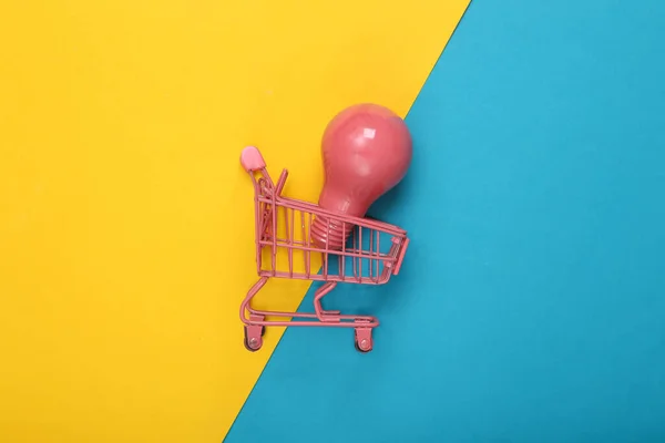 Mini Carrinho Supermercado Rosa Com Lâmpada Sobre Fundo Azul Amarelo — Fotografia de Stock