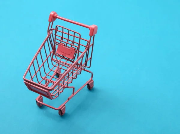 Mini Carrello Supermercato Rosa Sfondo Blu Concetto Shopping — Foto Stock