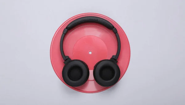 Creatieve Muziek Lay Out Roze Vinyl Plaat Koptelefoon Grijze Achtergrond — Stockfoto