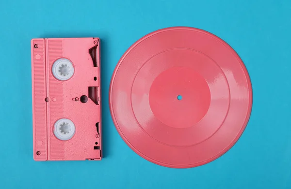 Creative Retro 80S Layout Pink Vinyl Record Vhs Blue Background — Stock Photo, Image